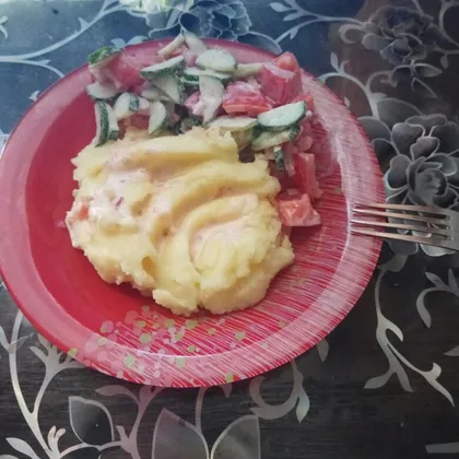 Картошка с бомбезным салатом и с красным луком