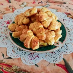 Рогалики из слоеного теста с ананасами в духовке