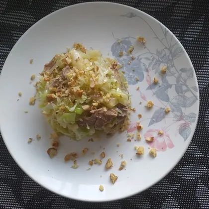 Салат из свежей капусты с пряным мясом и грецкими орехами