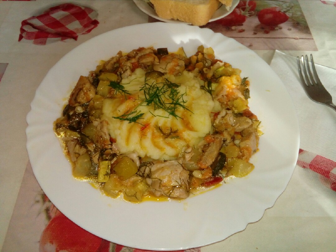 Овощное рагу с кабачками, баклажанами, картошкой и мясом