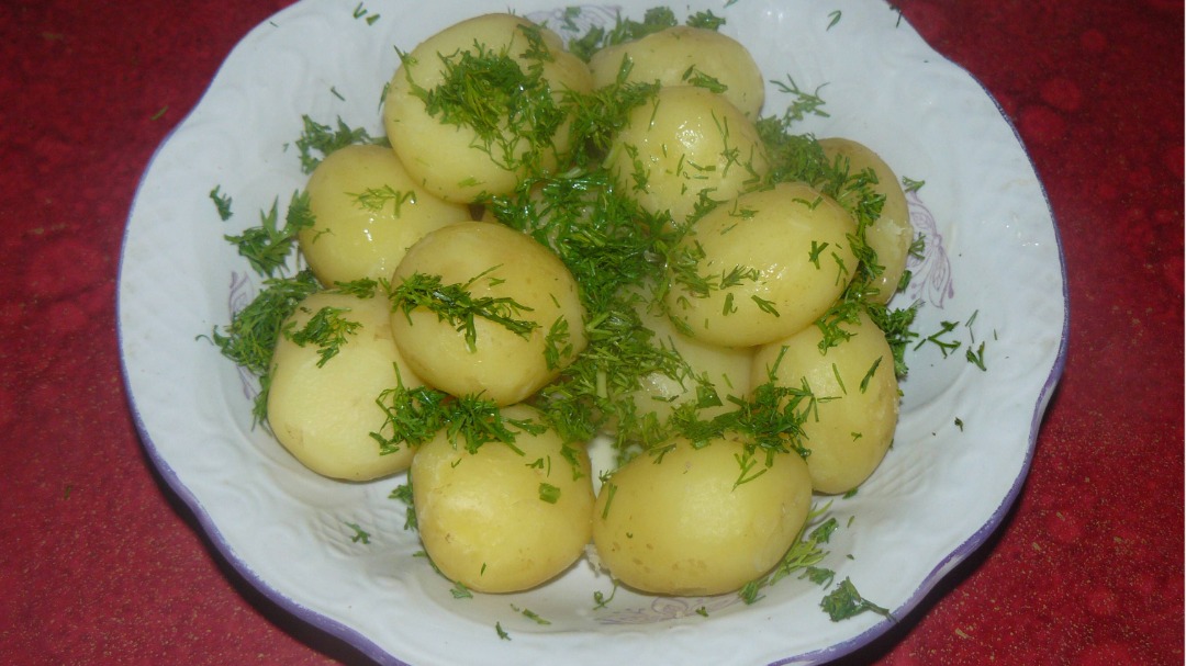Отварной молодой картофель