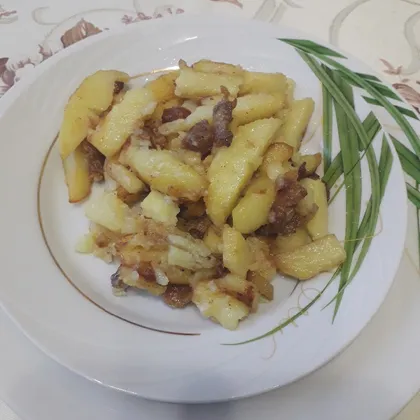 Жаренная картошка на сале с репчатым луком