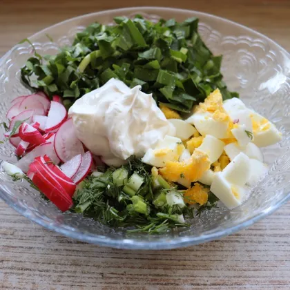 Салат витаминный из черемши и зелени