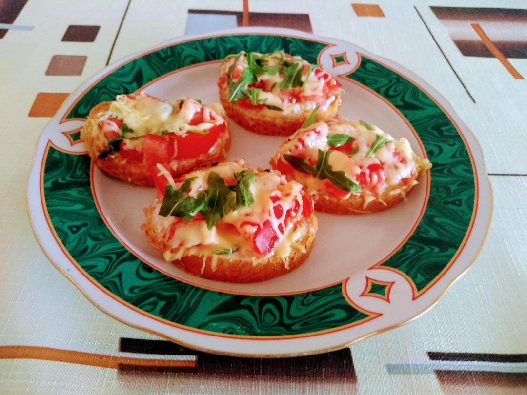 Горячий бутерброд с помидором в микроволновке