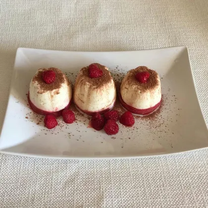 Десерт панна кота с малиновым мармеладом