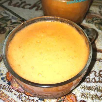 Свежевыжатый сок из груши, мандарина и моркови