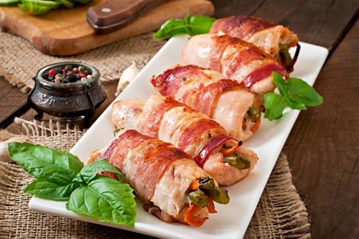 Рулетики из курицы в беконе