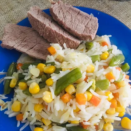 Рис с овощами и отварная говядина