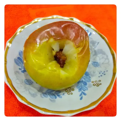 Печеное яблоко с медом и орешками