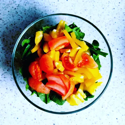 Разноцветный салат со шпинатом
