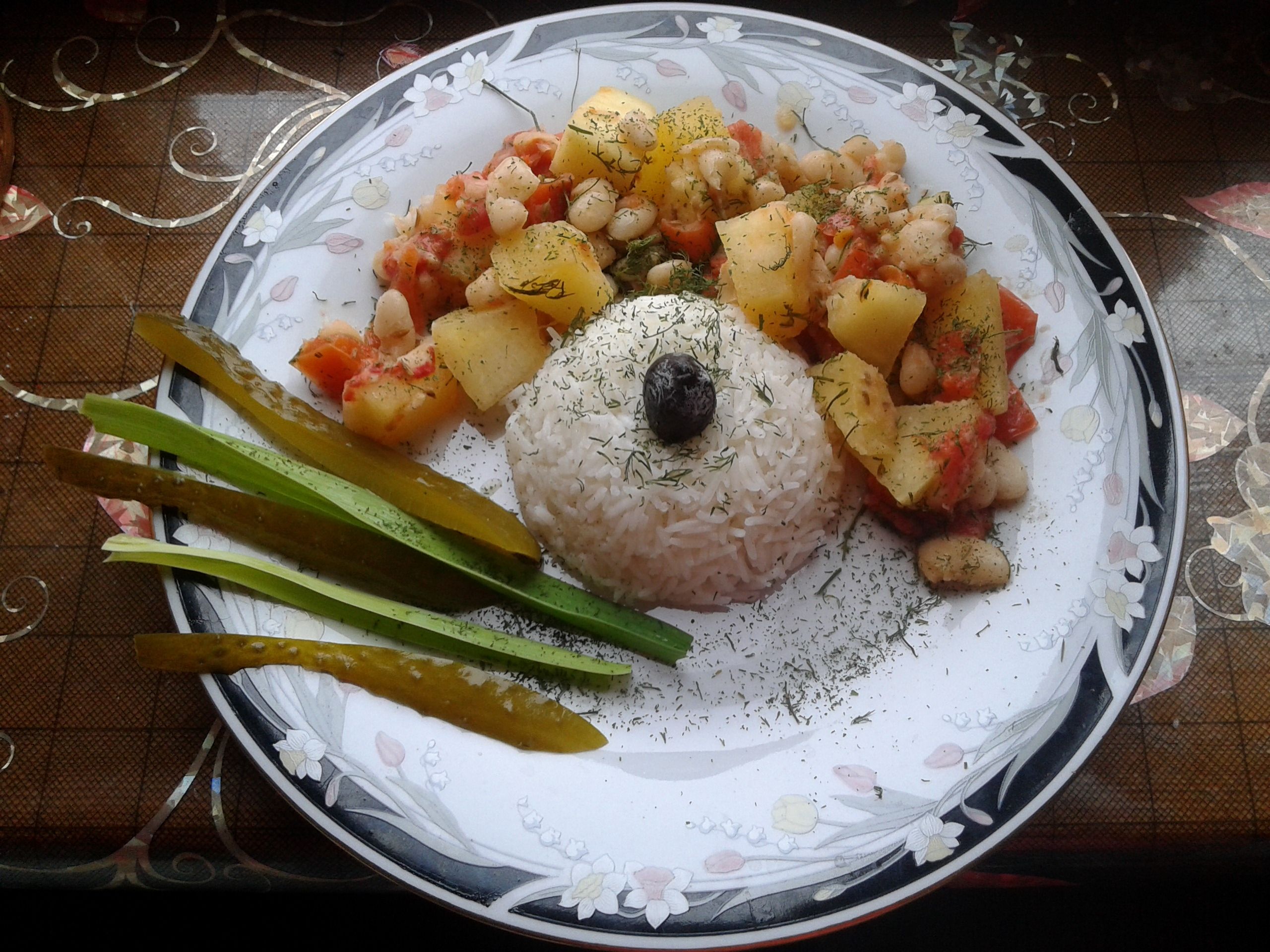 Белая фасоль с беконом и овощами