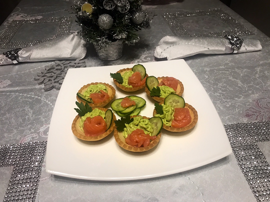 Тарталетки песочные с авокадо 🥑 и красной рыбой