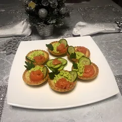 Тарталетки песочные с авокадо 🥑 и красной рыбой