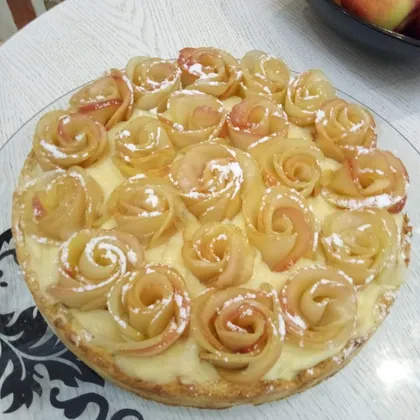 Пирог из песочного теста с яблочными розами и заварным кремом