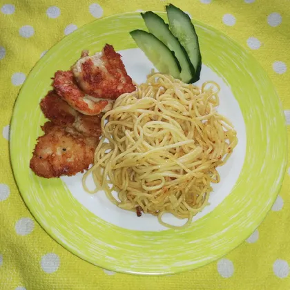 Куриные наггетсы и жареные спагетти