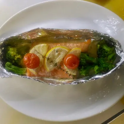 Запечённый лосось с овощами и сливочным соусом