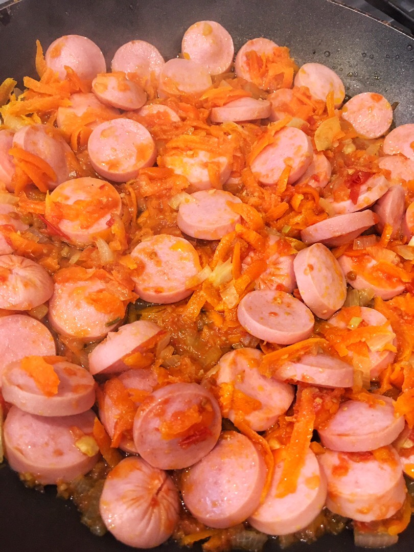 Подлива из сосисок с томатной пастой к макаронам - 10 пошаговых фото в рецепте