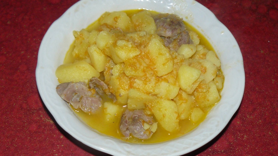 Тушеная картошка с куриными желудками