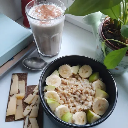 Овсянка с яблоком, бананом, кедровым орехом и мёдом