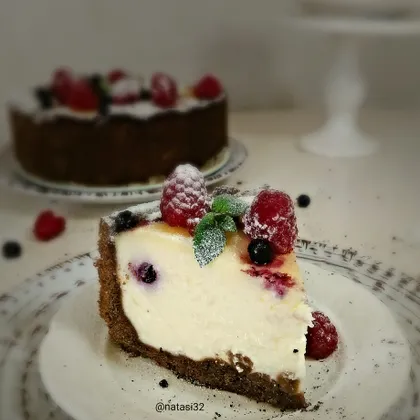 Шоколадно-песочный пирог с ягодами