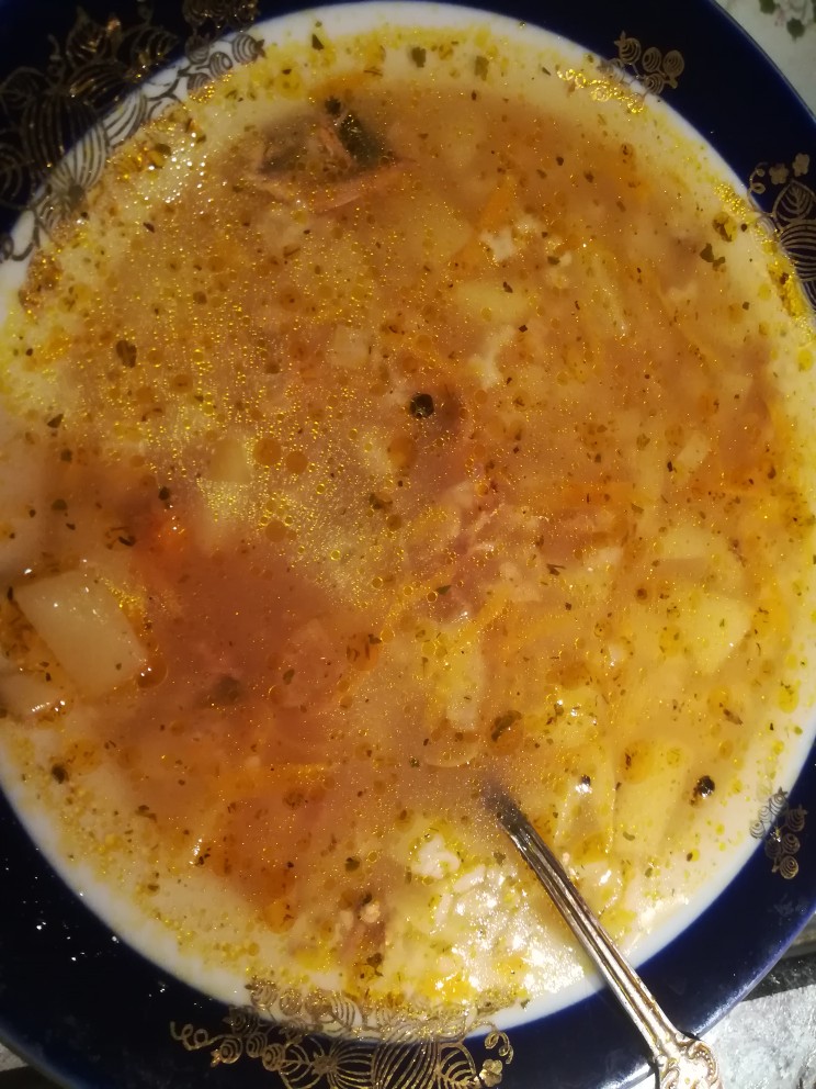 Ну, очень вкусный томатный суп из консервированной скумбрии