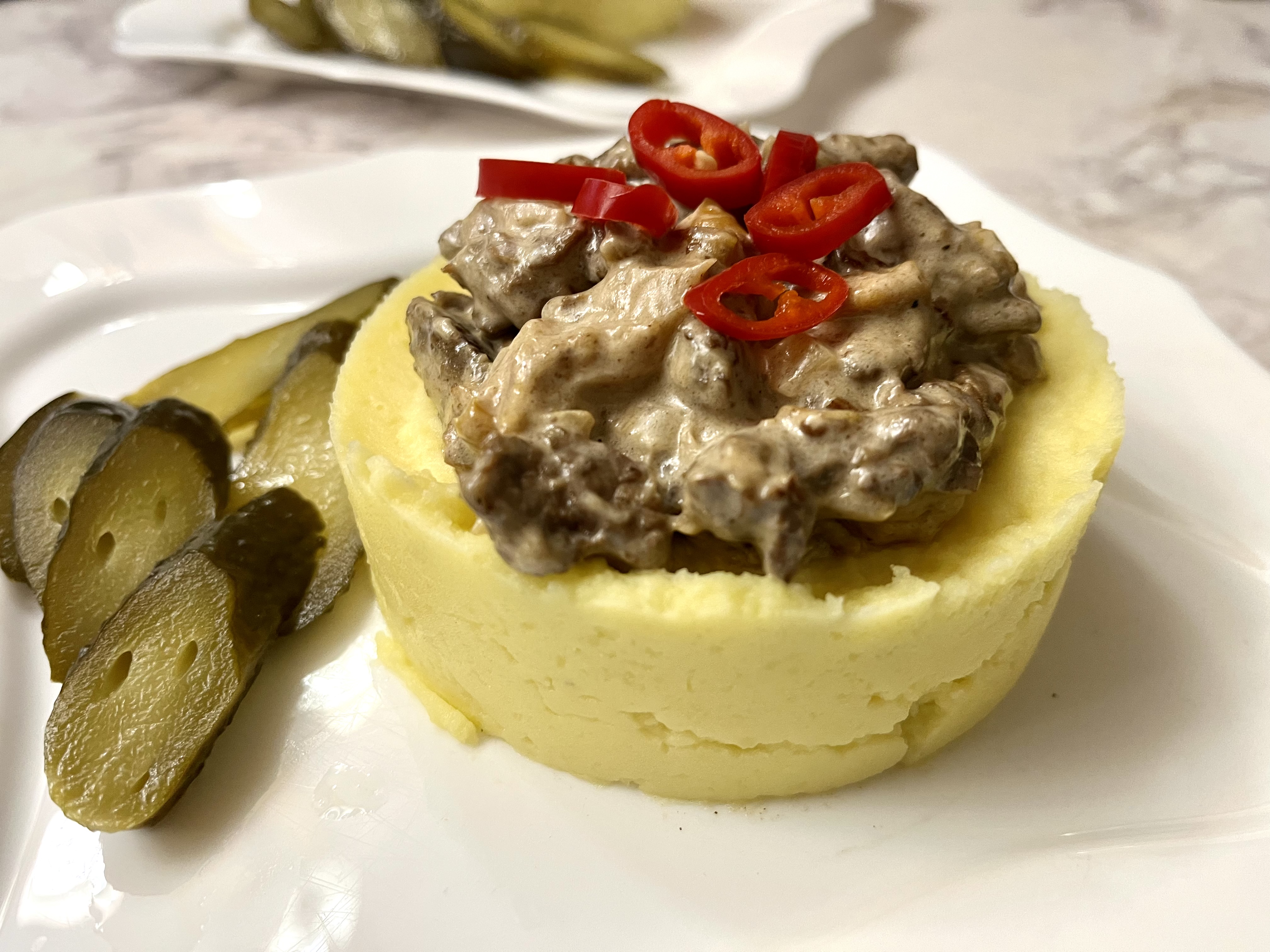 Бефстроганов с белыми грибами