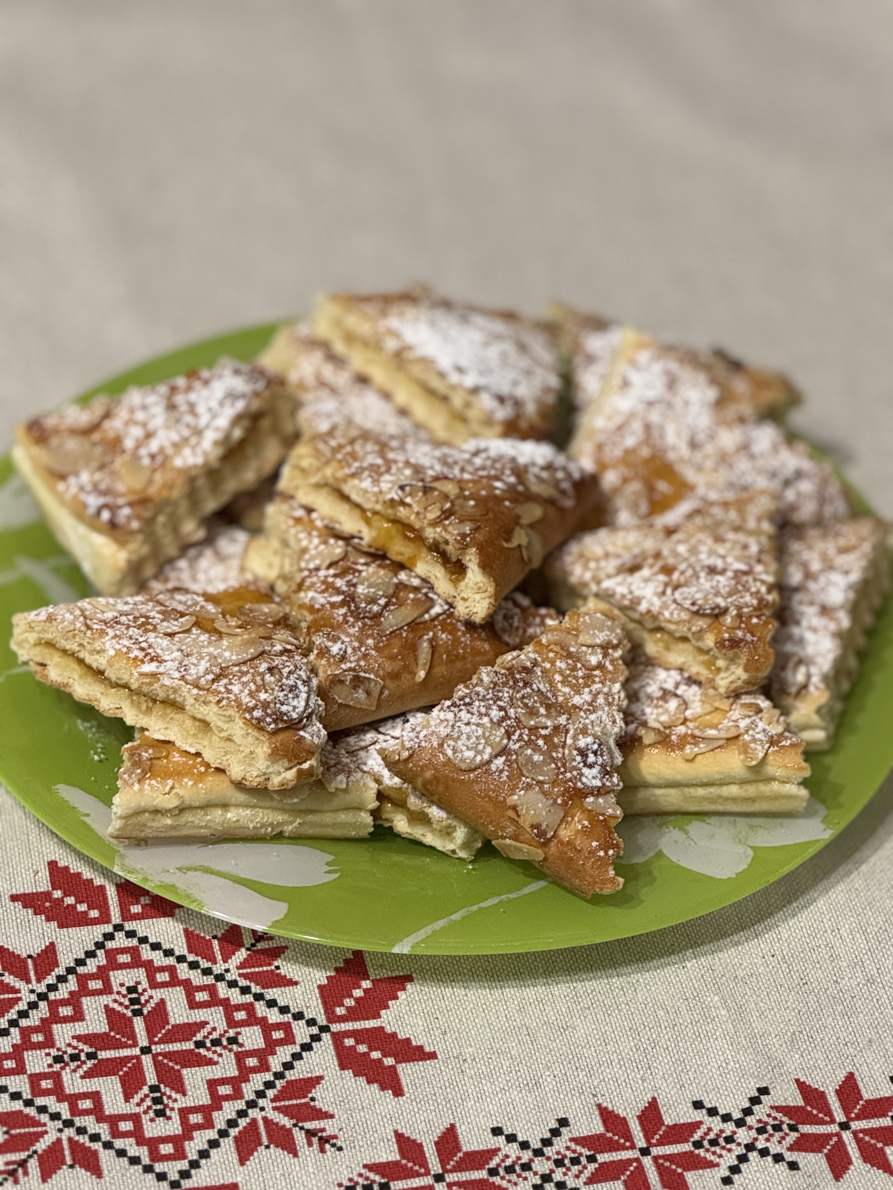 Печенье с абрикосовым джемом и миндальными хлопьями 