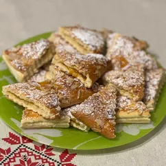 Печенье с абрикосовым джемом и миндальными хлопьями 