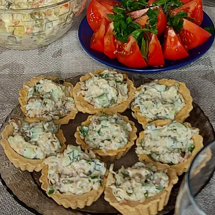 Тарталетки с сырно-шпротным салатом