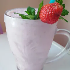 Молочный коктейль с клубникой🍓🍓🍓