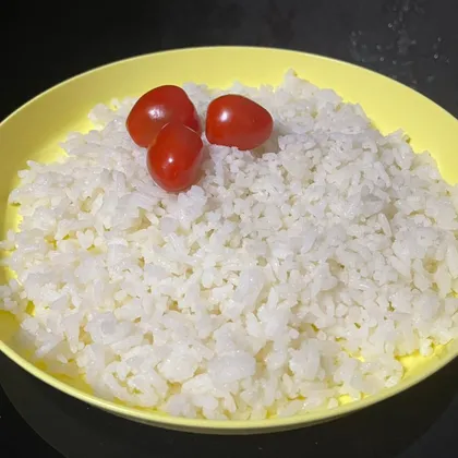 Рис рассыпчатый, приготовленный на сковороде