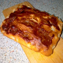 Яблочная шарлотка с вареной сгущенкой