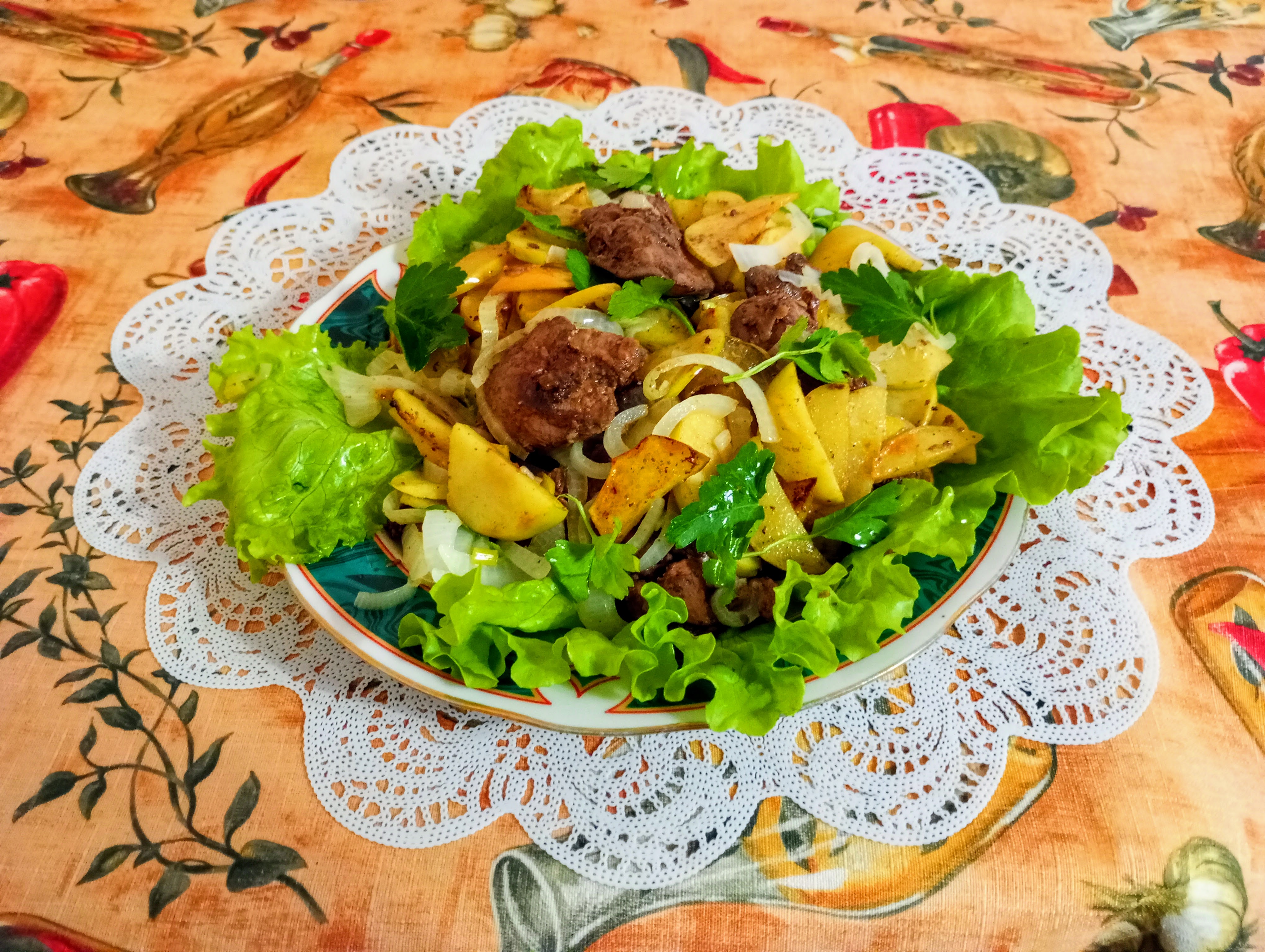 Куриная печень с луком и яблоками