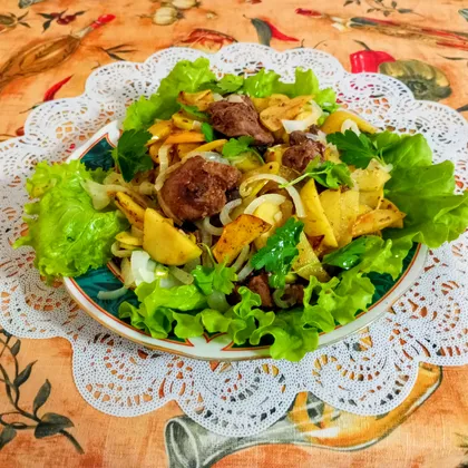 Куриная печень с луком и яблоками