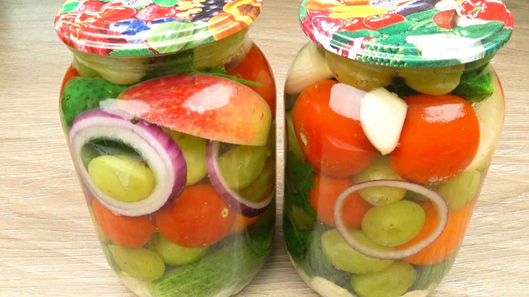 Маринованное ассорти из овощей и фруктов | Pickled assorted of vegetables and fruits