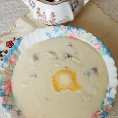 Каша манная с изюмом и финиками