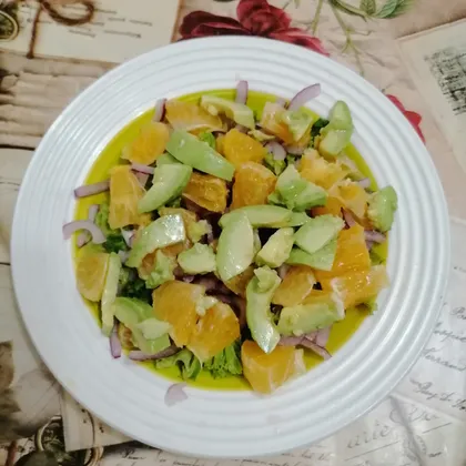 Зеленый салат с авокадо и апельсинами