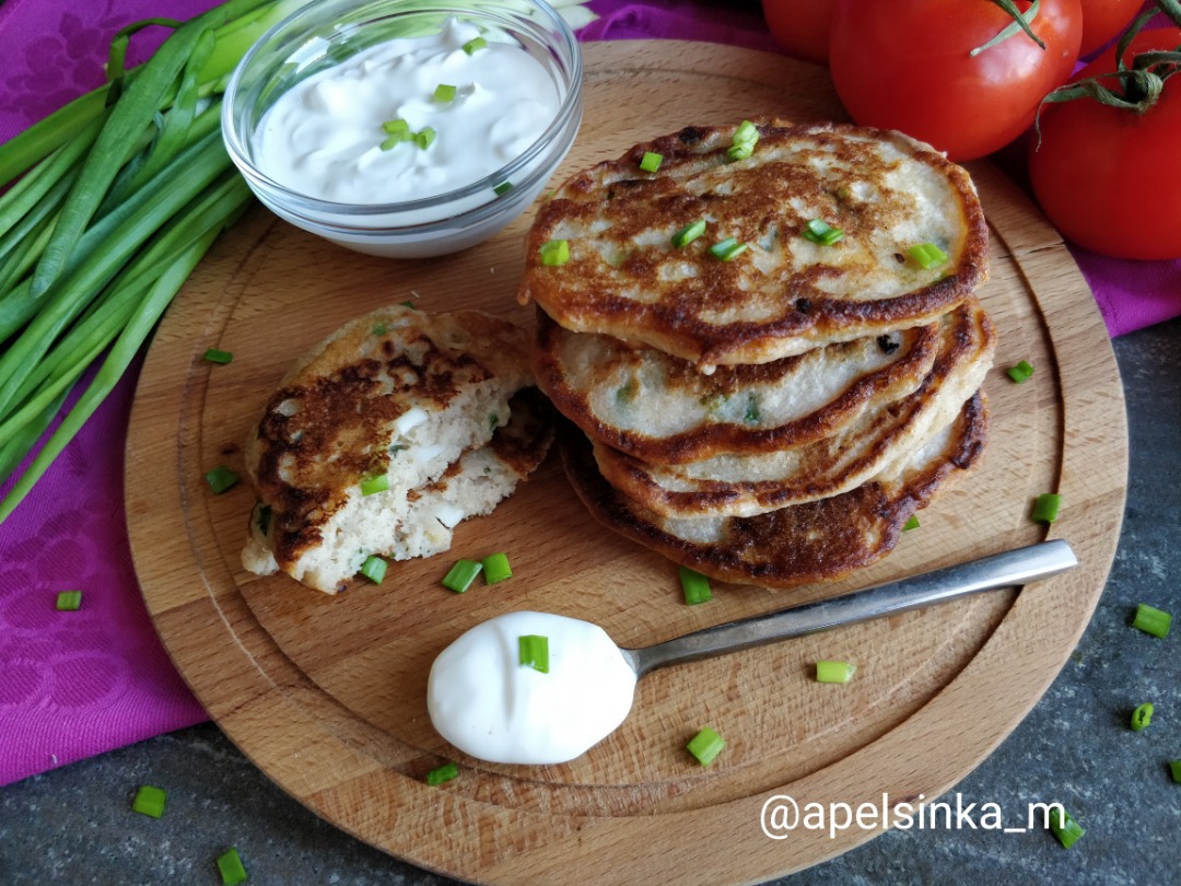 Оладьи с зелёным луком и яйцом