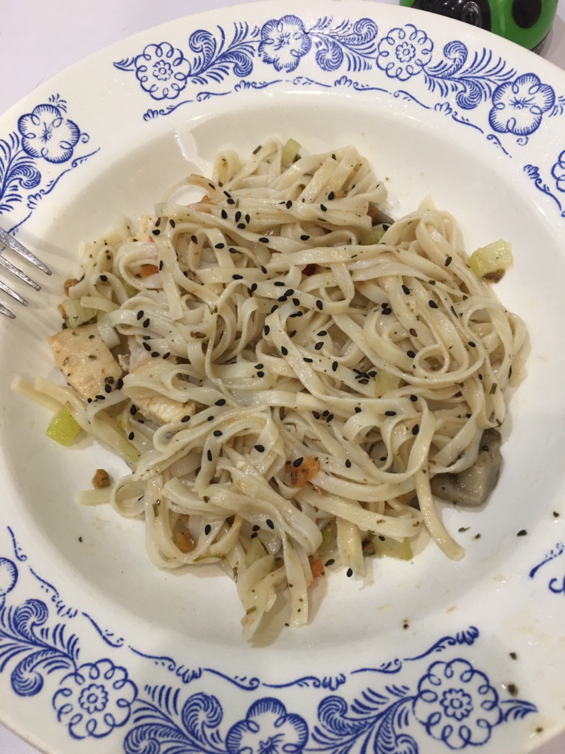 Лапша удон с овощами и курицей