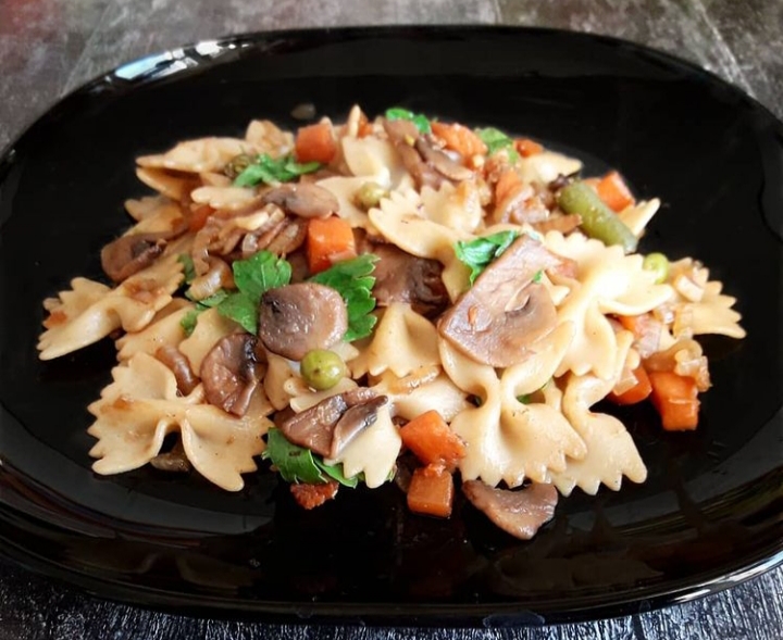 Паста с грибами и овощами