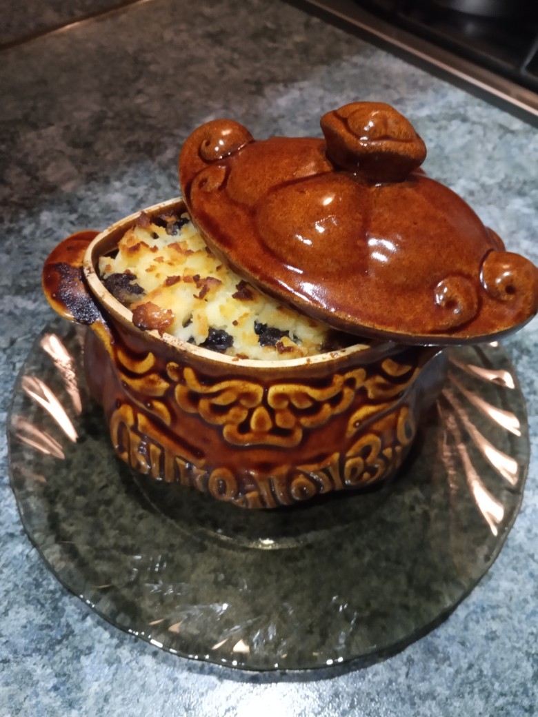 Картофель в горшочках с мясом и грибами