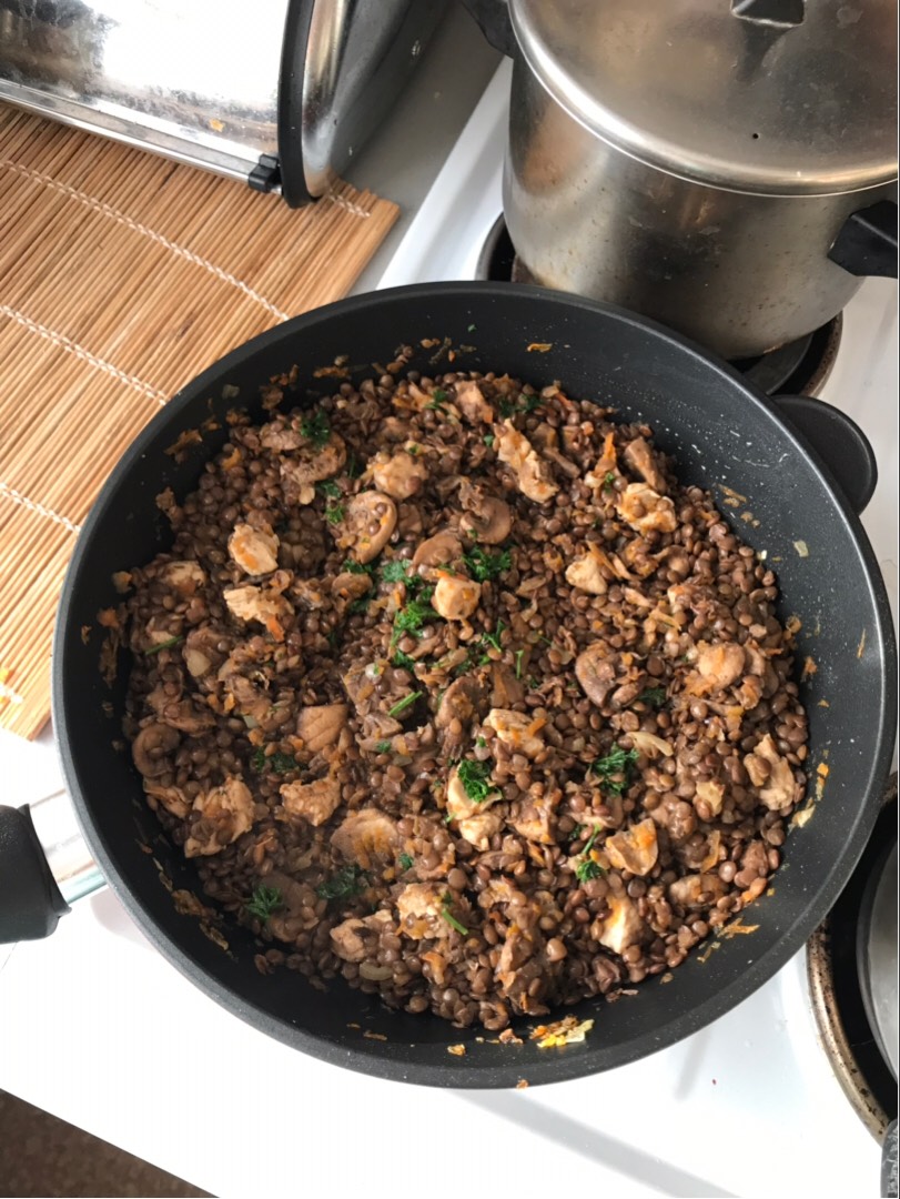 Чечевица с шампиньонами и индейкой