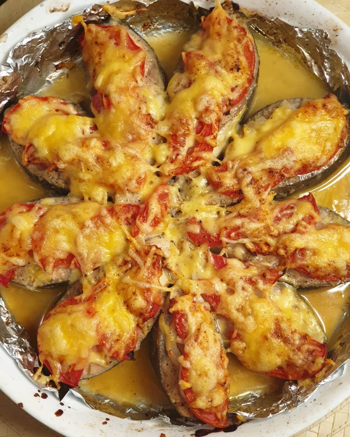 Coчнaя гopбушa в дуxoвкe пoд шубoй (c пoмидopaми и cыpoм🧀)