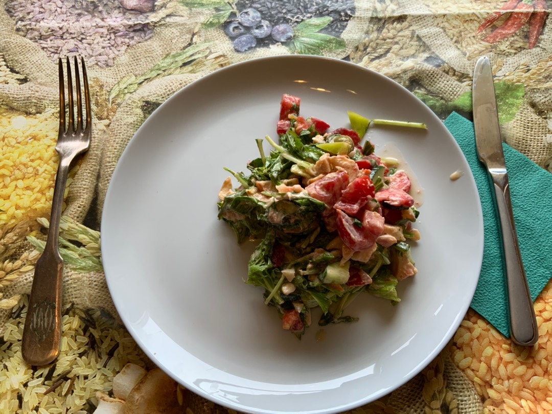 Летний салат с рыбой горячего копчения и клубникой