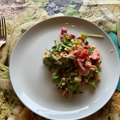 Летний салат с рыбой горячего копчения и клубникой