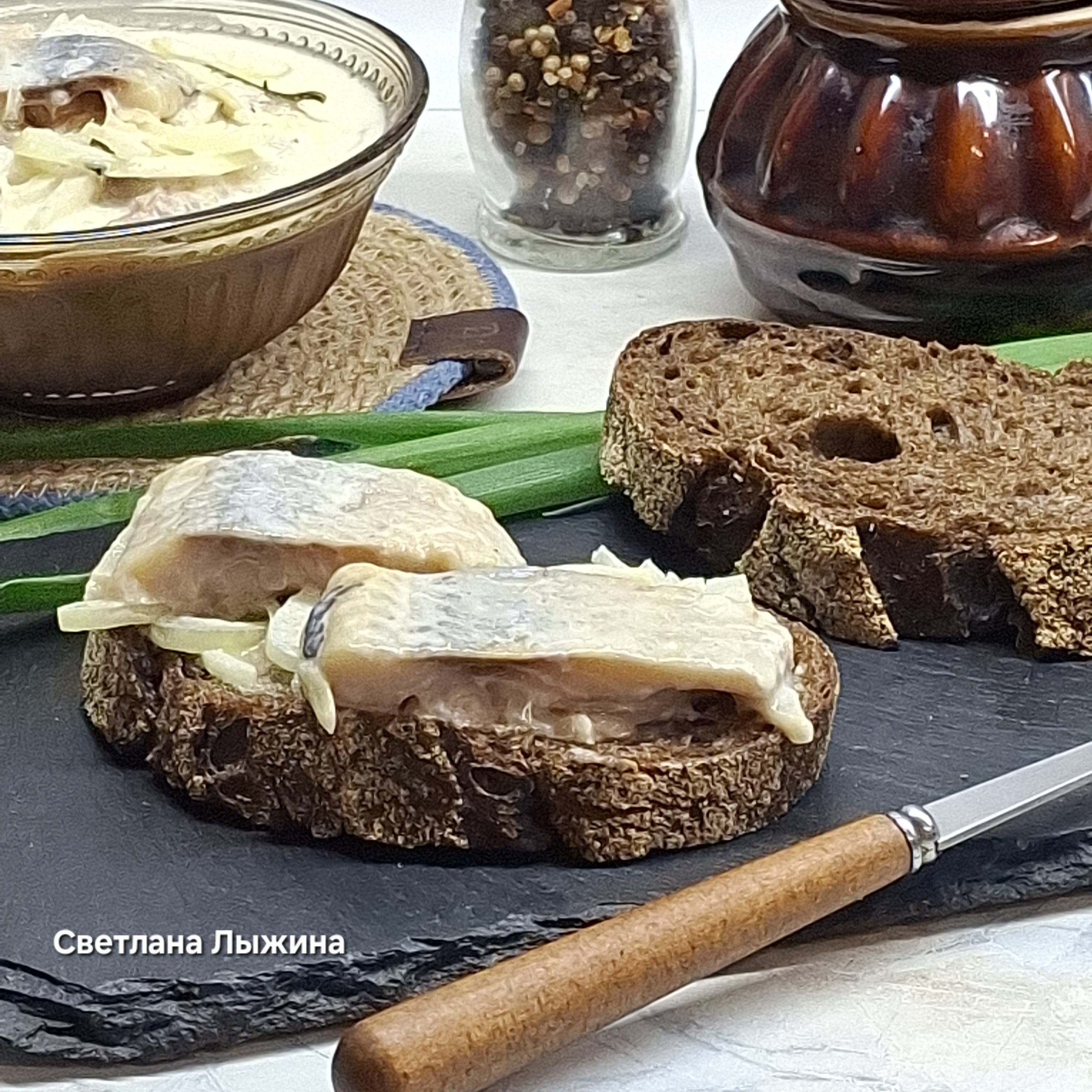 Сельдь в белом соусе с репчатым луком