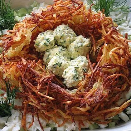 Салат «Гнездо глухаря» с копченой курицей