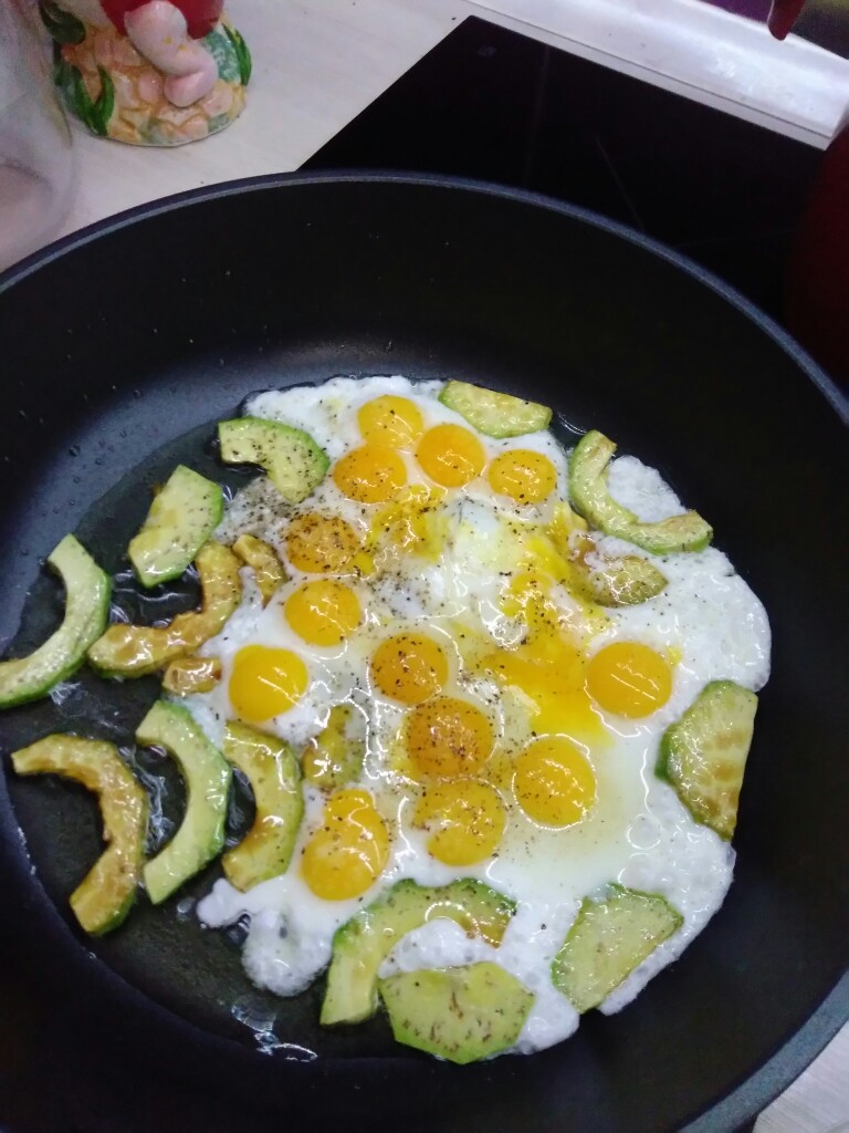 Яичница с авокадо и перепелиными яйцами