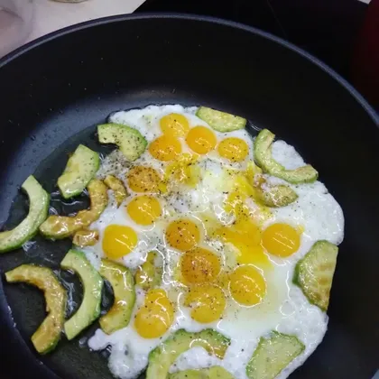 Яичница с авокадо и перепелиными яйцами