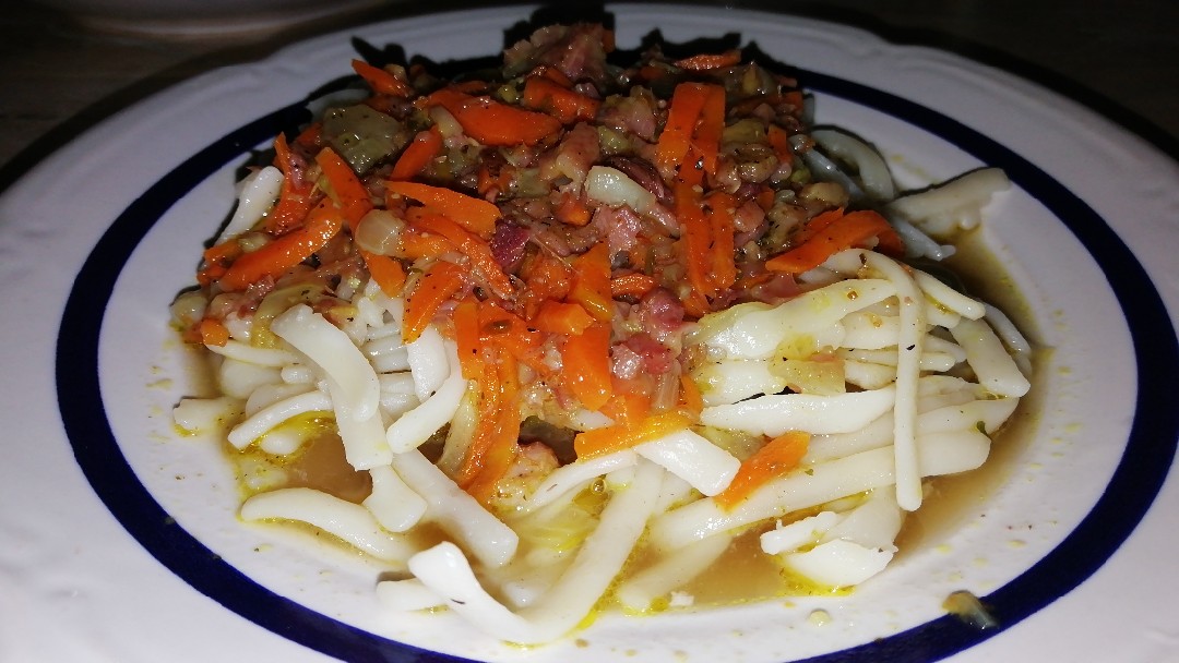Гуляш с макаронами